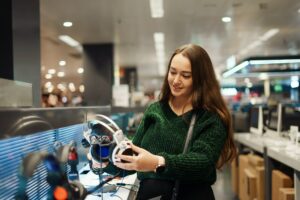 Dans une boutique de tech à la recherche d'n nouveau casque